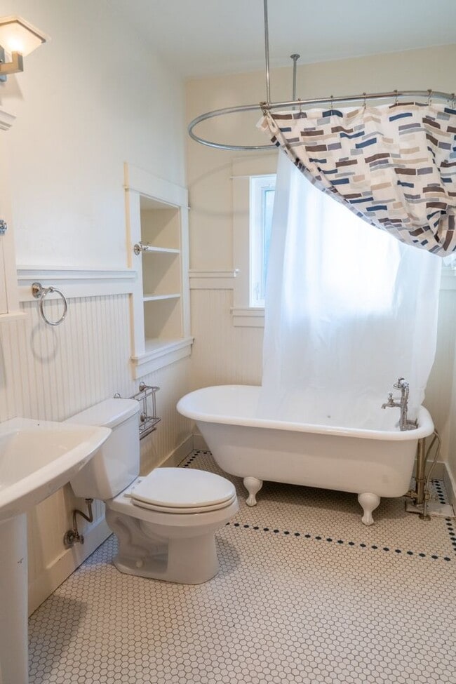 Building Photo - 4Bd/2.75Ba Seattle House