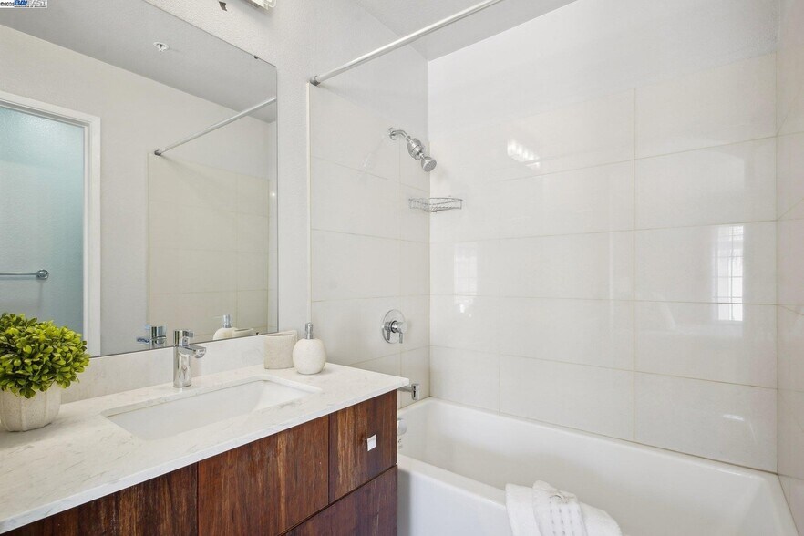 Building Photo - 385 Montecito Way