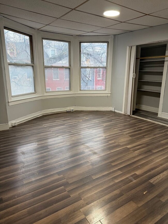 Building Photo - 5 Bedroom House