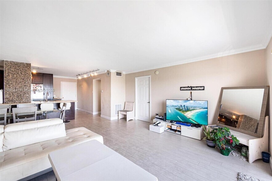 Building Photo - 110 S Shore Dr