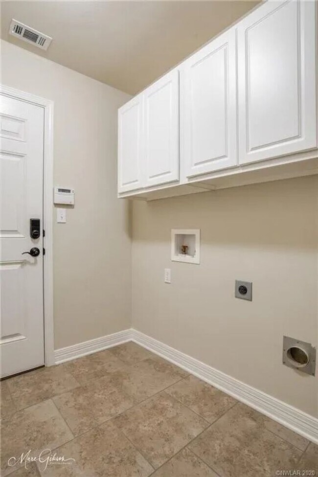 Building Photo - Gated Community close to LSUS
