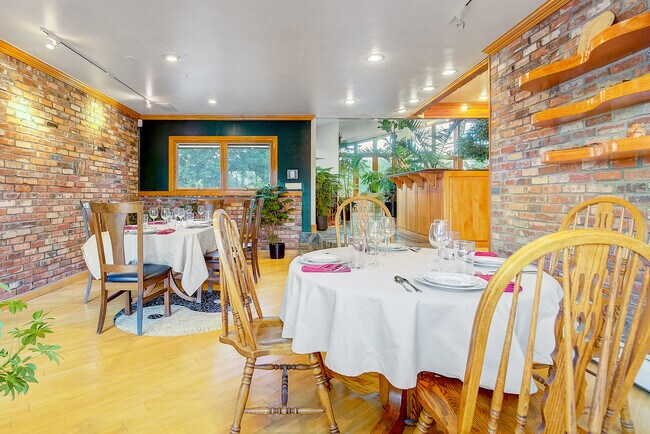 Building Photo - 8280 Queen St