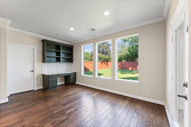 Building Photo - 7 N Beech Springs Cir