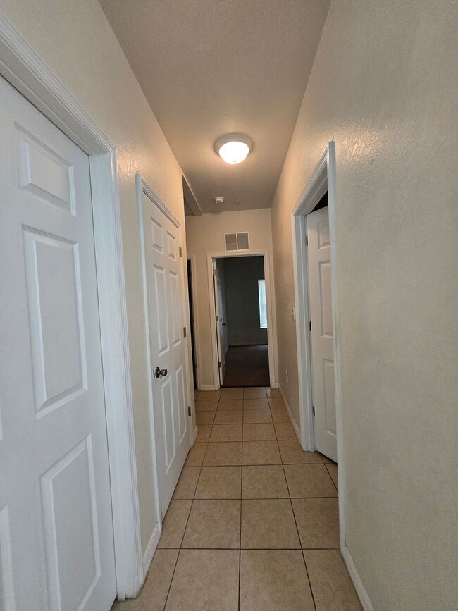 Building Photo - 2/2 ( Eagle Trace) Charming, updated townh...