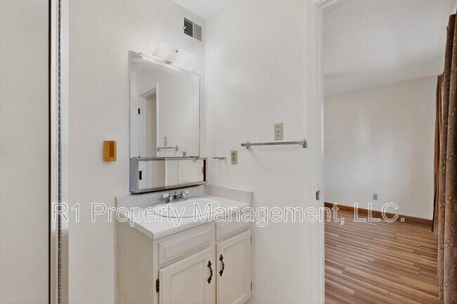 Building Photo - 2702 Avenida Del Sol