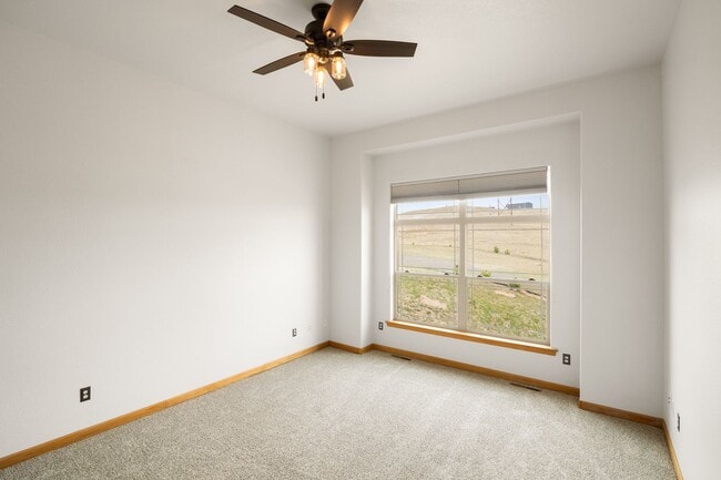 Building Photo - Executive 3-Bed Ranch Main Level - Private...