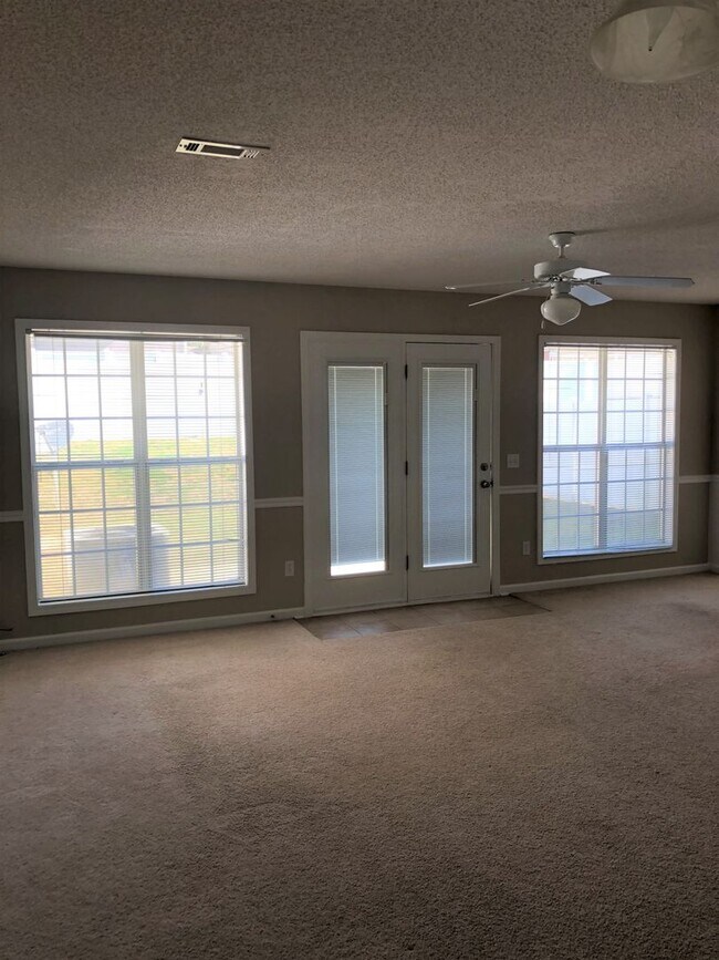 Building Photo - WAKEFIELD SUBDIVISION - Double Garage!  GR...