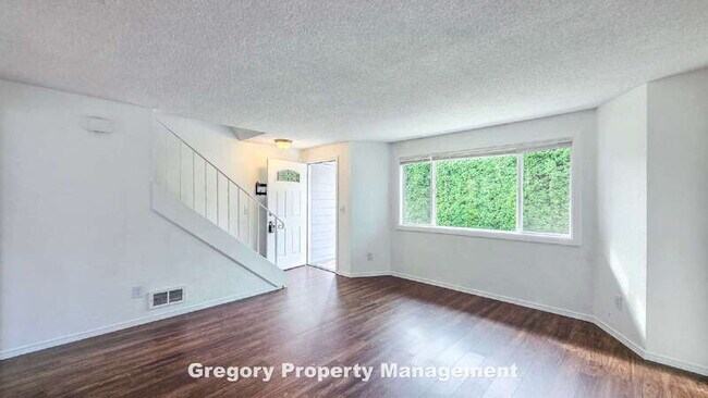 Building Photo - 5830 East Dr