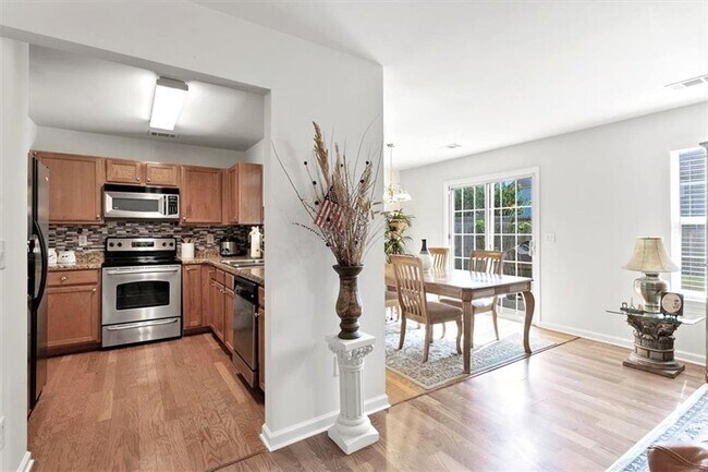 Building Photo - 2760 Englewood Dr