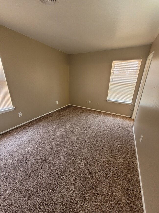 Building Photo - 4 bed 1.5 bath move in ready