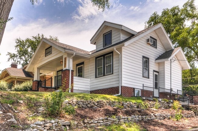 Building Photo - 4 bed in Aksarben