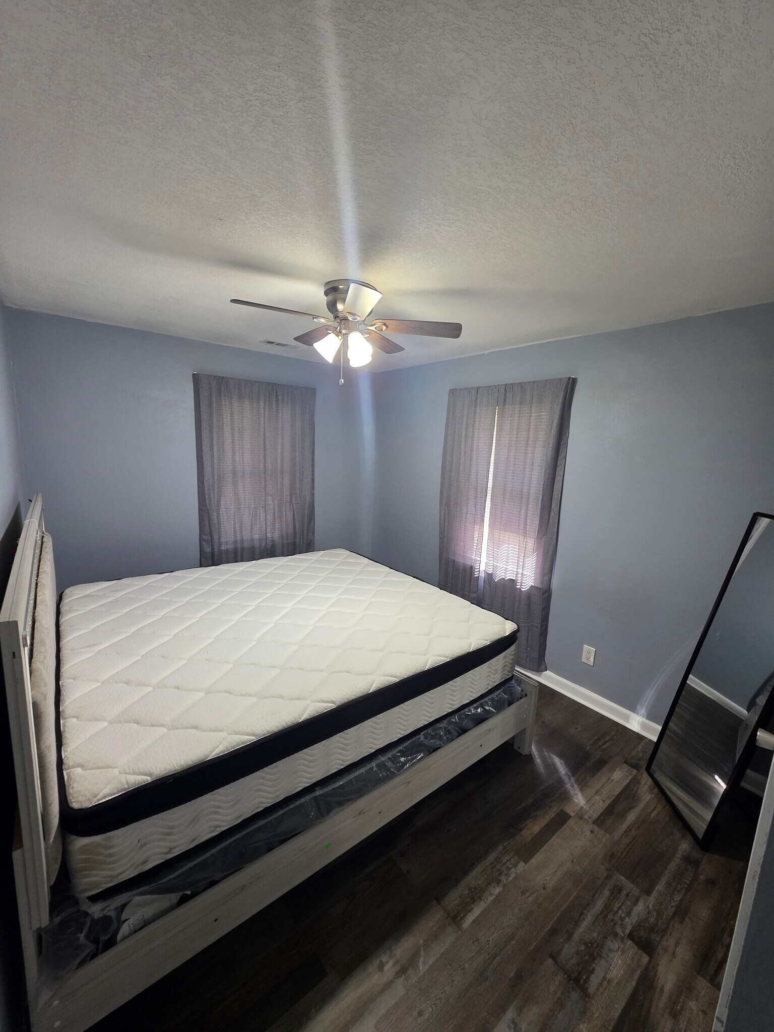 Master bedroom (King) - 2724 Mapleton Ave