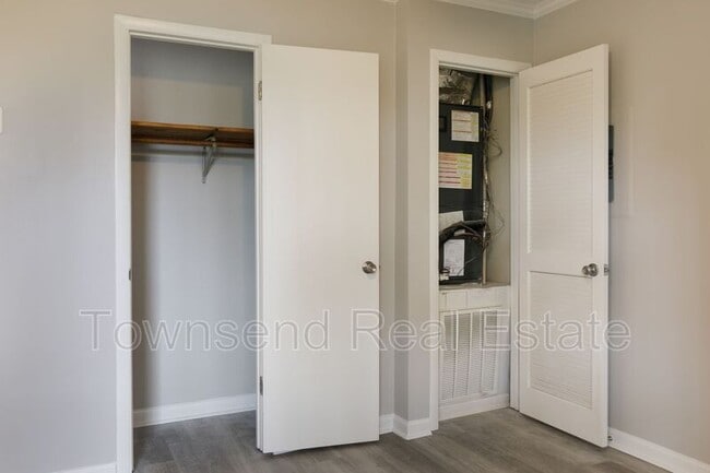 Building Photo - 5858 Century Oaks Dr