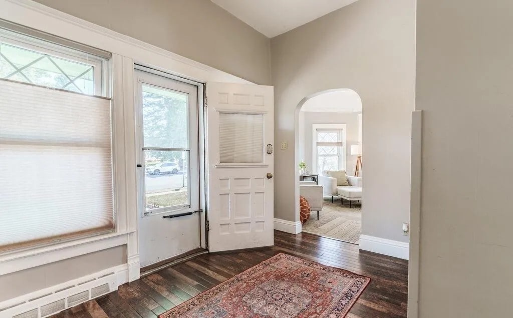 Entryway - 162 N 9th St