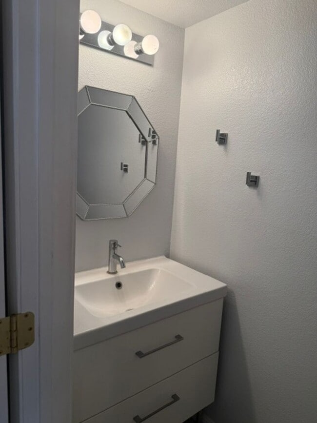 Building Photo - Sonoma Racquet Club Circle ~ Gorgeous 2 Bedroom 1.5 Bath in Rohnert Park