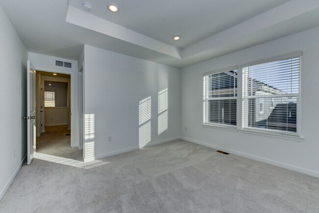 Building Photo - Beautiful 4 bed, 3 bath Townhome with 2 car garage ready for move in!