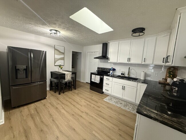 Building Photo - Furnished Home in Madison Heights available through October 31, 2026.