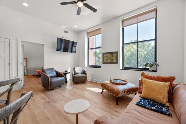 Building Photo - 301 N Mulberry St