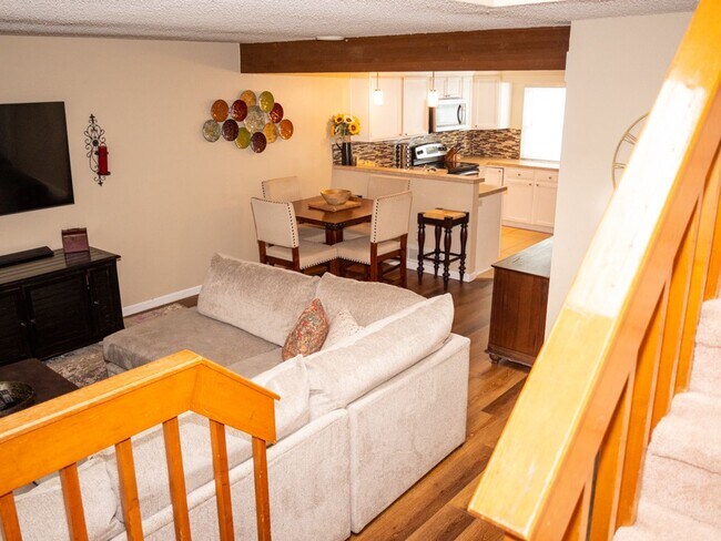 Building Photo - Three Bedroom Townhome with Pool