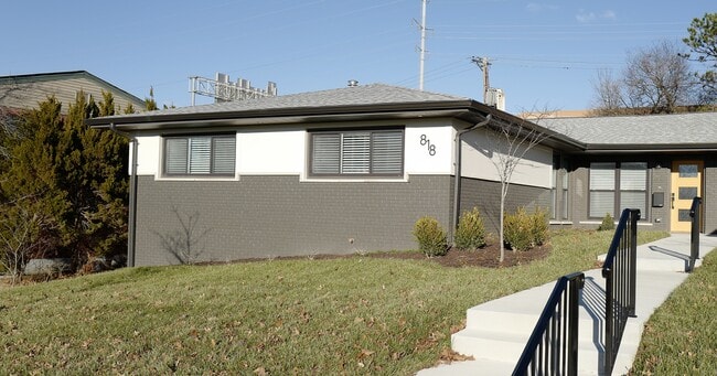 Building Photo - 818 Francis Pl