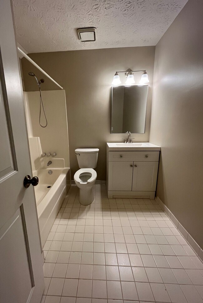 Upstairs full bathroom en suite - 440 Williamsburg Way