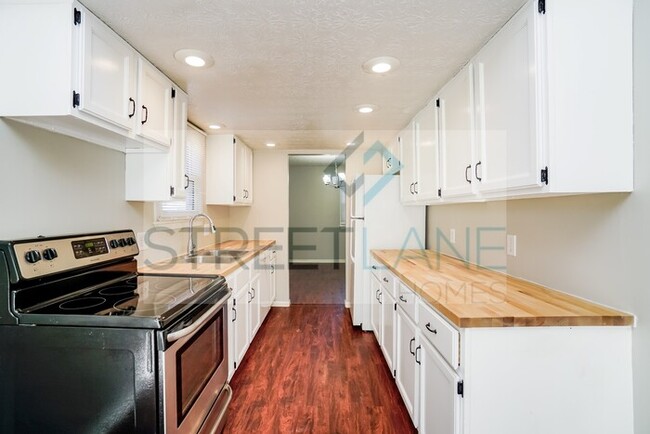 Building Photo - Charming 4 Bedroom in Grove City!