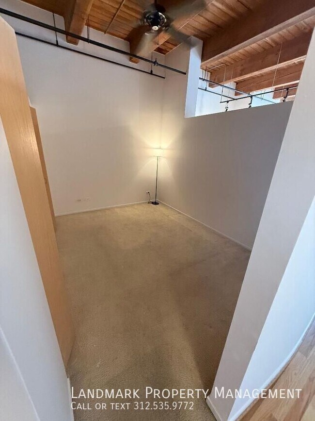 Building Photo - 1250 W Van Buren St
