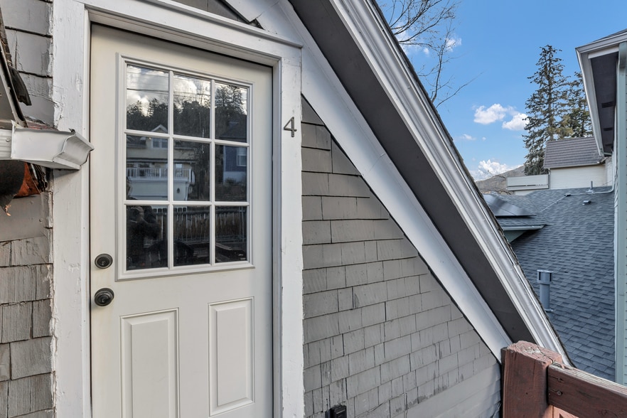 Private entrance - 1125 Manitou Ave