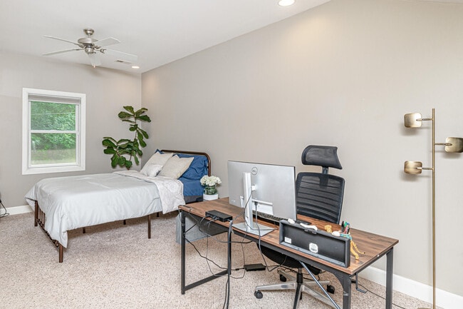 Building Photo - 2 E Clarkson Rd