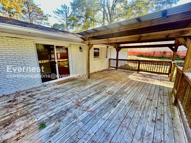 Building Photo - 210 Pinetree Cir