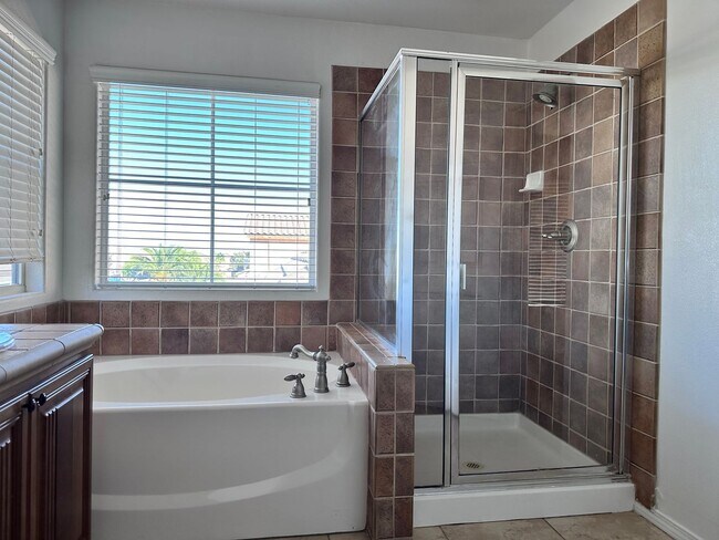 Building Photo - 4 bedroom and 3 full bathroom, 1 Bedroom a...