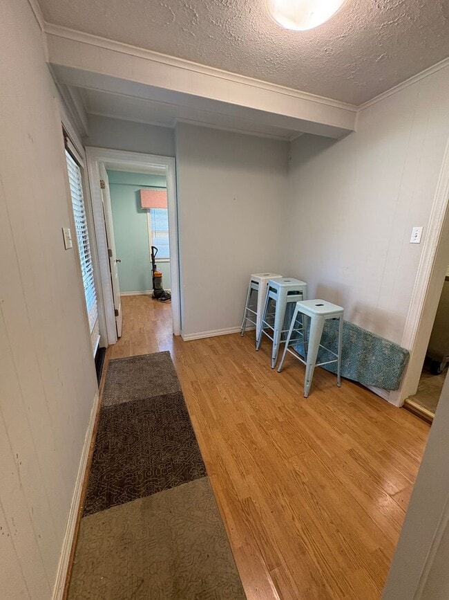 Building Photo - Move in special! 6 month lease option!