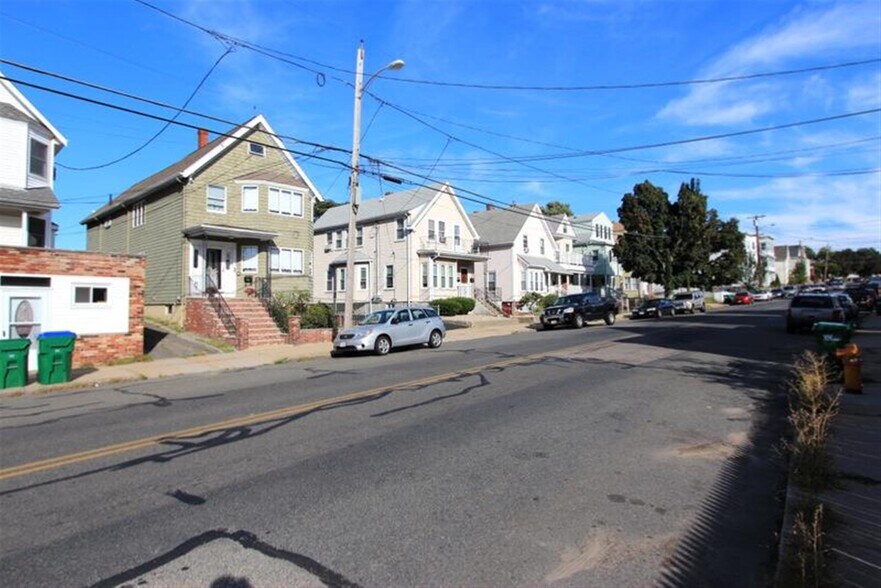 Building Photo - 569 Main St