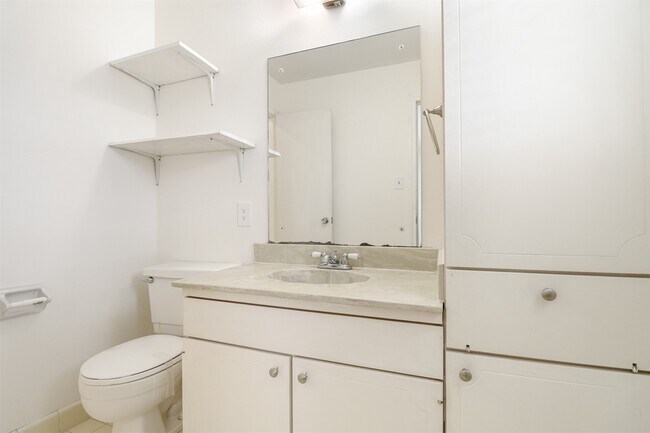 Building Photo - 6332 Chevy Chase Dr