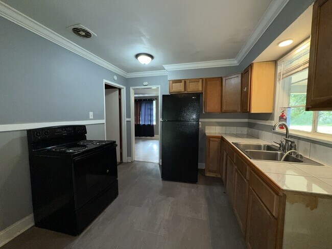 Building Photo - 3030 Oak Forest Dr