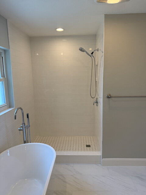 Building Photo - Remodeled Pool Home Located in the Very De...