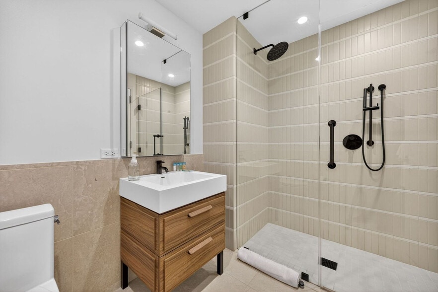 Building Photo - 16 Dupont St