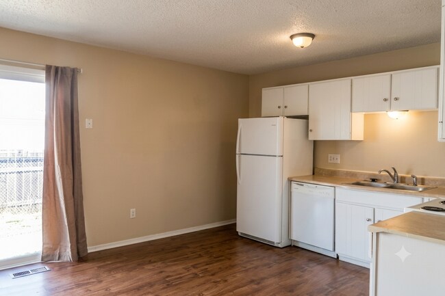 Building Photo - Spacious 3 Bedroom