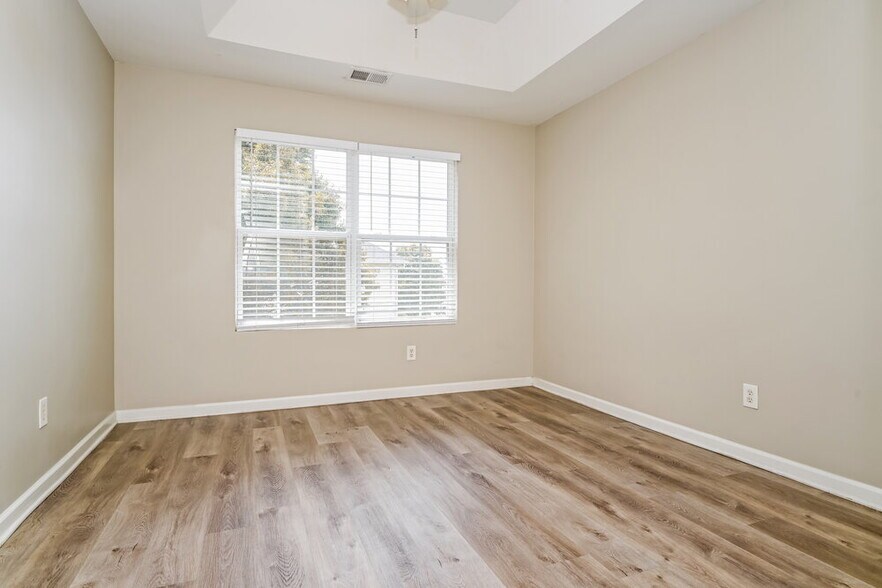 Building Photo - 298 Summit View Dr