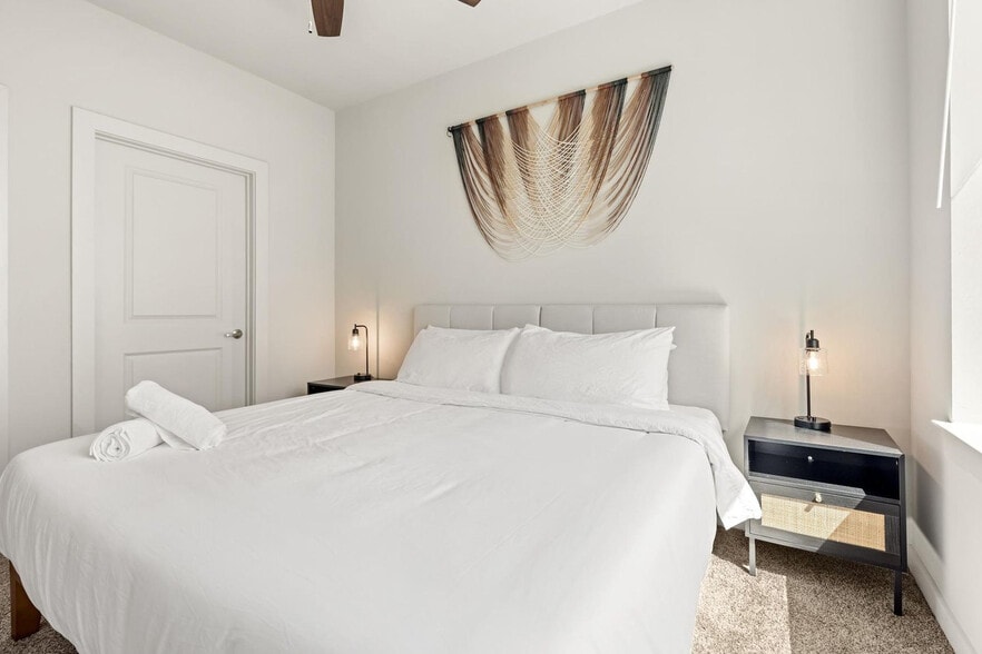 Building Photo - 5820 1/2 Cameron Road-SI FL1-ID1303397P