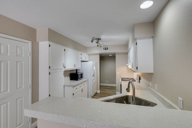 Building Photo - Stylish 2-Bedroom Townhome in Green Valley with Modern Upgrades & Prime Location!
