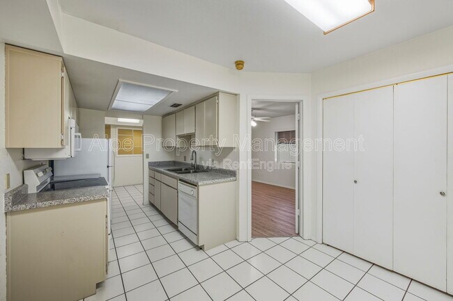 Building Photo - 6120 E Augusta Cir