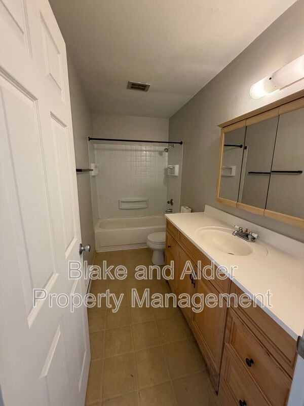 Building Photo - 1215 SE Haig St