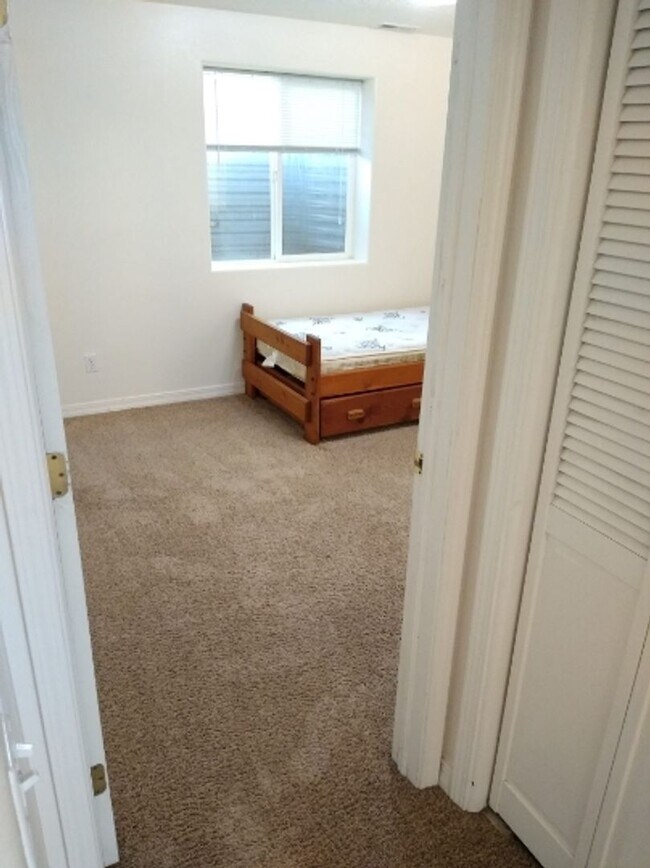 Building Photo - Cozy Student Housing! Private Rooms Available with Private Bathroom!