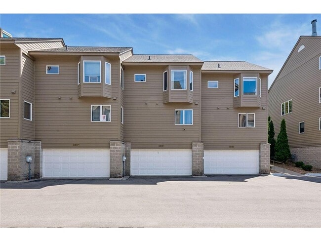 Building Photo - 2831 Kenwood Isles Dr