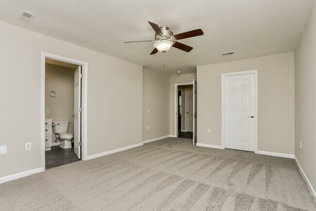 Building Photo - Fantastic 3bd/2ba home! Coming soon!