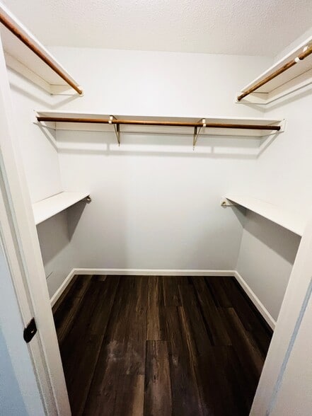 walk in master closet - 1316 E 25th Ter