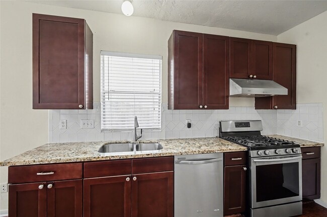 Building Photo - 1202 Woodley Bend