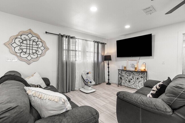Building Photo - 4 bed 3 bath
