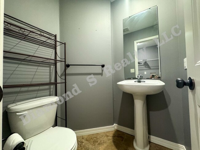 Building Photo - Updated 4 Bed Duplex close to MSU and Down...